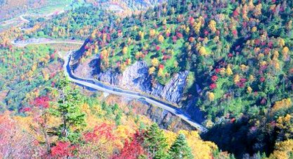 ＜新宿発・西船橋発＞ 紅葉に染まるアルプス２大名峰の旅♪ 絶景の駒ヶ岳ロープウェイで行く千畳敷カール と 秋色の乗鞍スカイライン雲上ドライブ　そして、秋色の上高地さんぽ ２日間　【10月３連休出発】2
