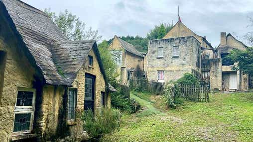 【大阪府内発】 まるでイギリスのような街並み!亀岡『英国村』散策とビーフシチューランチ 日帰り