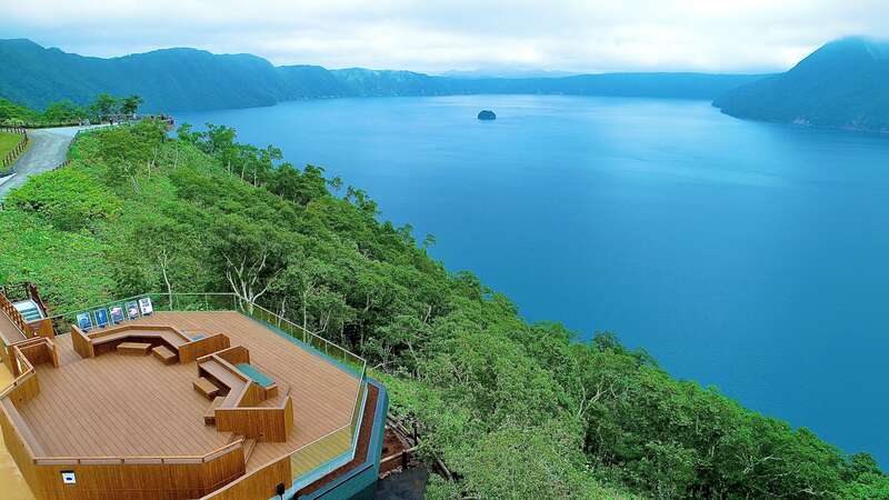 【青森空港発】 北海道ぐるり周遊　感動の１５景と阿寒湖・層雲峡・定山渓温泉に泊まる４日間　十勝・摩周湖・硫黄山・知床・網走・旭山動物園・富良野・美瑛・小樽（阿寒湖・船上花火大会開催)3