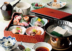 らんざんで京料理のご昼食 屋形船と嵯峨のﾄﾛｯｺ列車で巡る嵐山の紅葉2