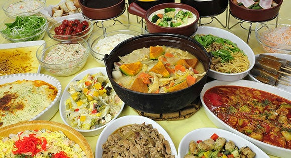 ＜新宿発・西船橋発＞ 富士山麓を彩るピンクの絨毯♪ 本栖湖・富士芝桜まつり と スイス＆山梨の郷土料理バイキングの昼食　～大人気！「信玄餅詰め放題」のお土産付き♪～2