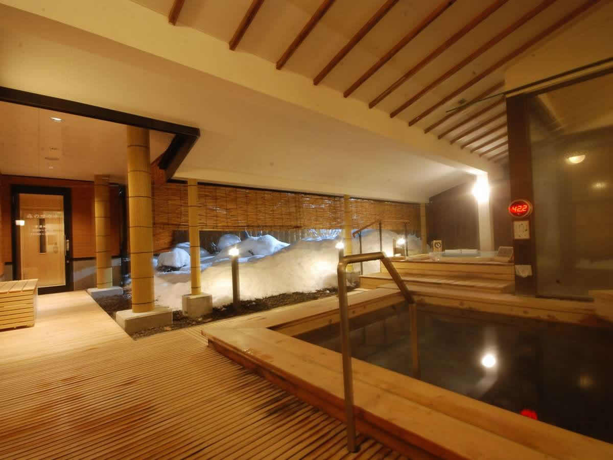 【長野駅】朝出発　バスで行く　黒部観光ホテル　１泊（夕食朝食付）白馬五竜＆Ｈａｋｕｂａ４７リフト券付宿泊パック／２日目も利用できるリフト券に変更も可能／「石の湯」「木の湯」と趣の異なる温泉露天風呂と開放感溢れる内湯が自慢のホテル2