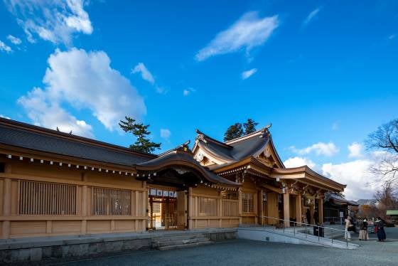 【バスハイク／天神発着】 添乗員同行 春の阿蘇たび！ パワースポットめぐり白蛇神社＆阿蘇神社 食材とこだわりのチーズを使用したハンバーグランチ ☆門前町商店街でつかえる水基めぐりクーポン付き☆2