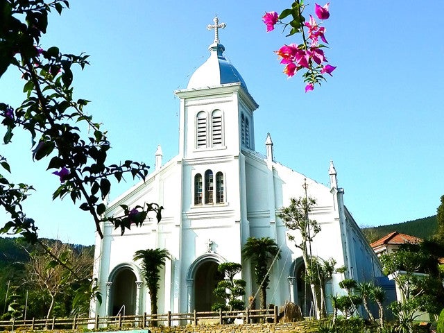 【夏旅セール】福岡空港経由で天草へ！初日にガイド付観光バスで世界文化遺産「崎津集落」を巡ろう！1泊目のホテルアレグリアガーデンズ天草（和室指定）は夕朝食付！2泊目は熊本市内の人気のシティーホテルに宿泊2