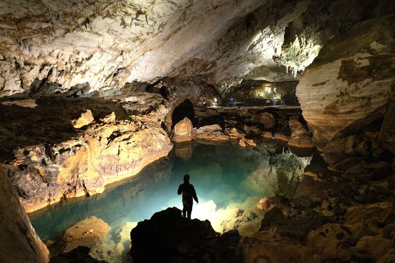 【羽田空港発】 《体験》秋芳洞非公開エリア・神秘的秋吉ブルーの地底湖探検天秋吉台の地形を学習と日本遺産「石見神楽」鑑賞・萩・津和野３日間1