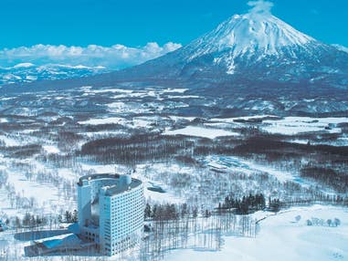 <早割60>【新千歳空港発着/バス+宿泊パック】世界水準のシルキースノーが舞う、ニセコ屈指のリゾートエリア!ヒルトンニセコビレッジ≪食事なし・滞在中ニセコビレッジリフト券付≫2泊3日(2泊3日)