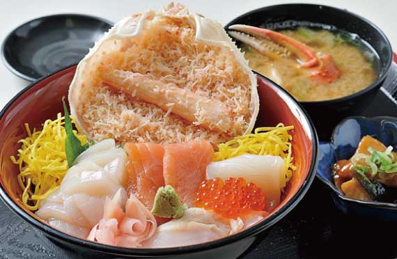 ★大人気・全日出発決定★【昼食付】冬の北海道でしか見られない大迫力の流氷体験！新造船・流氷砕氷船『ガリンコ号III・IMERU』乗船体験と昼食はオホーツクの味覚が詰まったカニ・いくら・ほたてが入った豪華流氷丼に舌鼓2