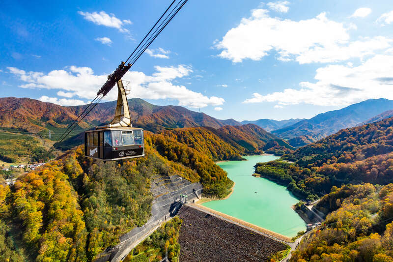 【群馬県内発】 新潟の秋は、美しい。紅葉の絶景空中散歩 日本最長！苗場ドラゴンドラ＆瞬間地上高日本一！田代ロープウェー 苗場プリンスホテルでチキンのオーブン焼きとハーフブッフェの昼食2