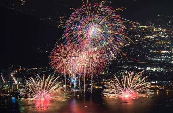 [八王子発]≪湖畔から花火を鑑賞！≫打ち上げ数日本最大級「諏訪湖祭 湖上花火大会」日帰りバスツアー(商連特別桟敷席付プラン)2