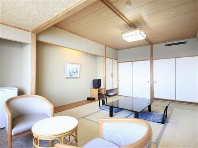 ■【値下げスペシャル】≪函館空港利用≫夕食はカニ、朝食はいくらなどを楽しめるバイキング♪平成館 しおさい亭指定≪本館和室8畳・街側眺望≫1泊2日（夕朝食付/フリープラン）2