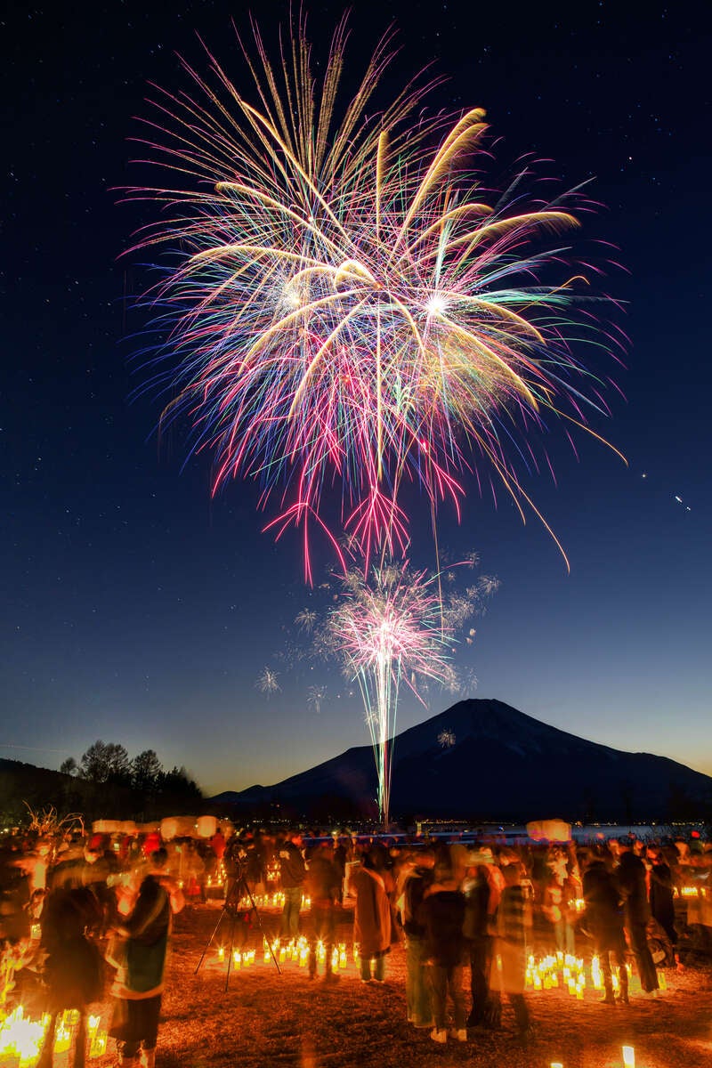 【静岡県内発】 冬の幻想イベント！山中湖アイスキャンドルフェスティバルと 自社農園のフルーツdeいちごスイーツバイキング　日帰り2