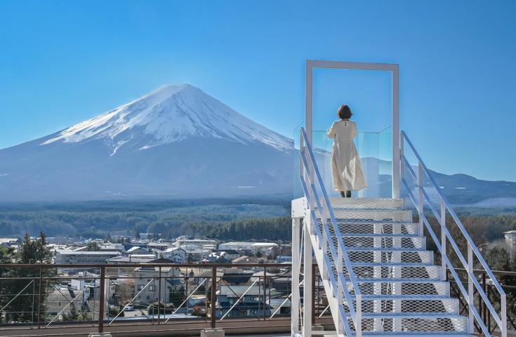 【早割30】＜一度やってみたかった！＞[横浜発]ぷるんっ♪と艶めくさくらんぼ狩り食べ放題＆桔梗信玄餅詰め放題体験、チーズフォンデ等ランチバイキングや老舗ワイナリーで試飲体験、映えスポット満載のふじさんデッキ等、日帰りバスツアー！2