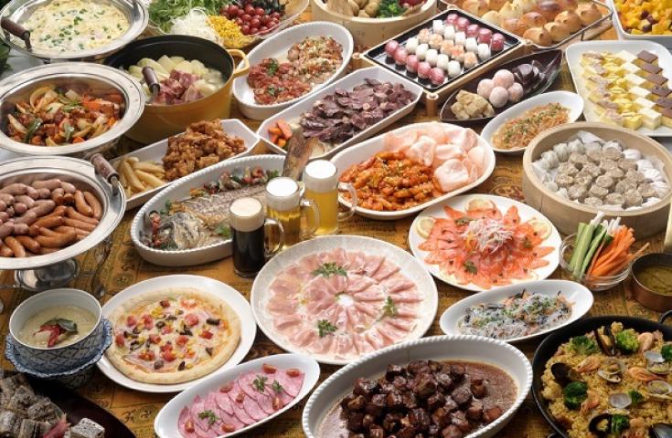 [新宿発]鉄板ステーキも寿司も食べ放題!!地ビール飲み放題!!嬉しいディナーバイキング＆輝くイルミネーション『ひかりのすみか』鑑賞(有料エリア入場付)♪沼津港で食べ歩きもお楽しみの日帰りバスツアー！3