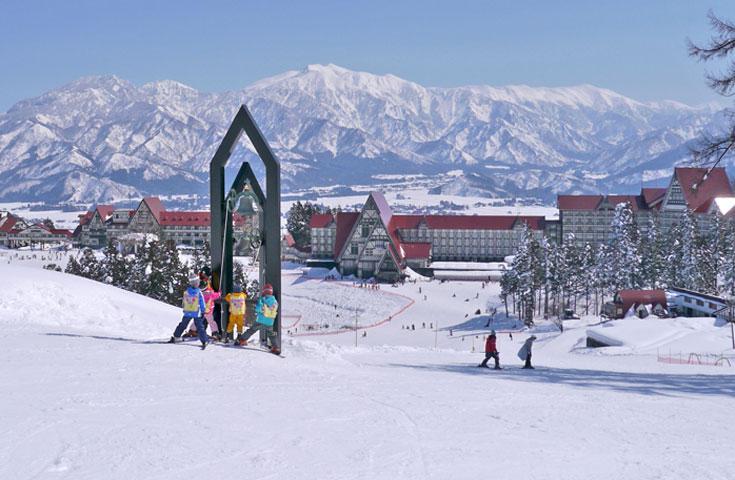 [新宿発]【往復バスで行く】朝発「ホテルグリーンプラザ上越」 2泊3日【滞在中リフト入場券＆ブランドレンタル(ホテル貸出)付】【夕食・翌朝食付】3