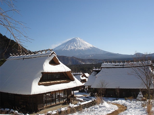 ■【山梨】《7日間限定設定》富士山麓の冬景色♪『西湖こおりまつり』見学とニッポンの原風景が甦る｢西湖いやしの里根場｣＆富士を望む絶景露天『山中湖温泉　紅富士の湯』2