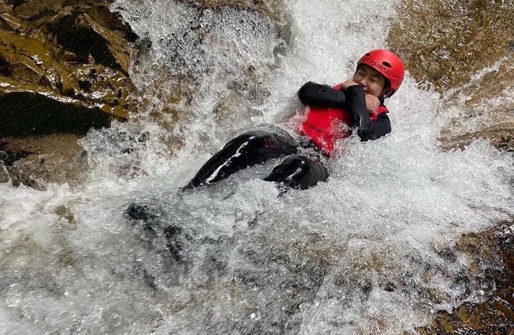 [新宿発]水上(みなかみ)キャニオニングバスツアー｜絶叫キャニオニング・シャワークライミングに挑戦！2