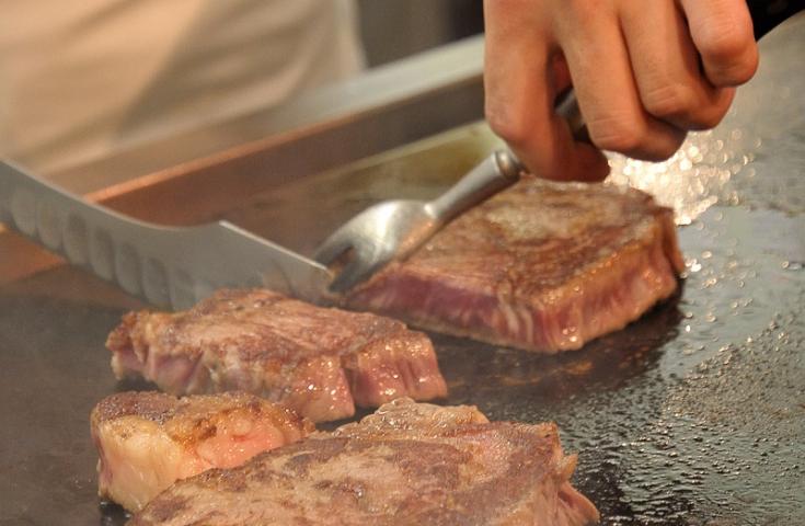 【早割30】[横浜発]優雅!!船上から眺める『熱海海上花火大会』鑑賞＆富士山を望む花畑散策、夕食は鉄板ステーキや海鮮丼、さらに地ビール等食べ放題飲み放題のディナービュッフェ付きで海・山・食を満喫の日帰りバスツアー！3