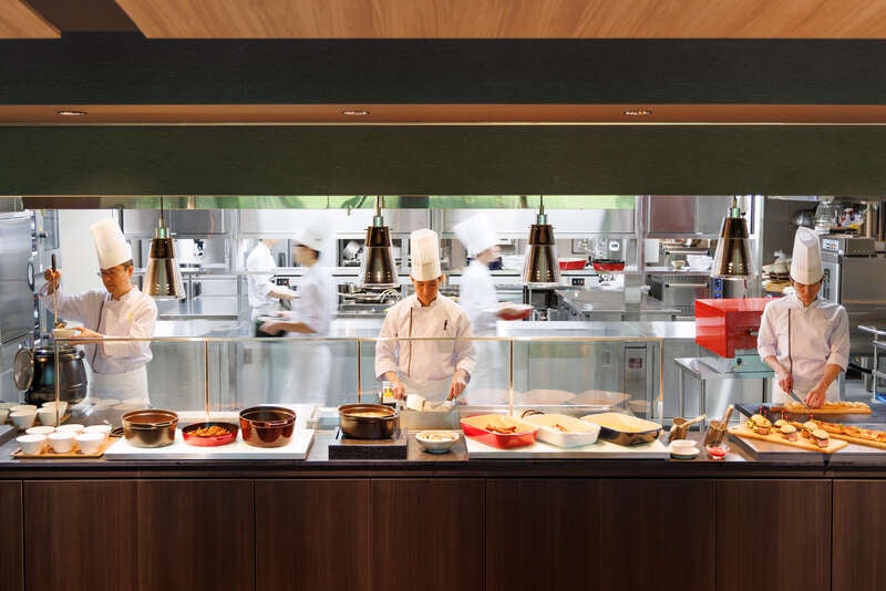 【埼玉県内発】 『箱根ホテル小涌園』約60種の和洋中ランチビュッフェ＆アルコールを含むドリンクも！ 『箱根小涌園ユネッサン森の湯』温泉入浴と駅伝観戦ツアー　日帰り2