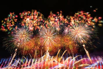 ★催行決定★ 第98回全国花火競技大会「大曲の花火」ペア席付！日本三大花火大会を楽しむ 東京駅発・復路夜行バスツアー＜夜行バス快適グッズ付＞1