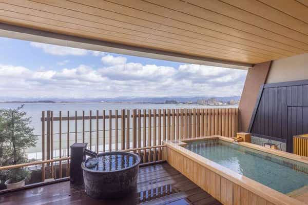 【八日市・彦根・米原・長浜発】 加賀温泉郷　片山津温泉　名旅館「佳水郷」たっぷり約16時間滞在と海の幸をふんだんに使用した「選べる玉手箱ランチ」　2日間1