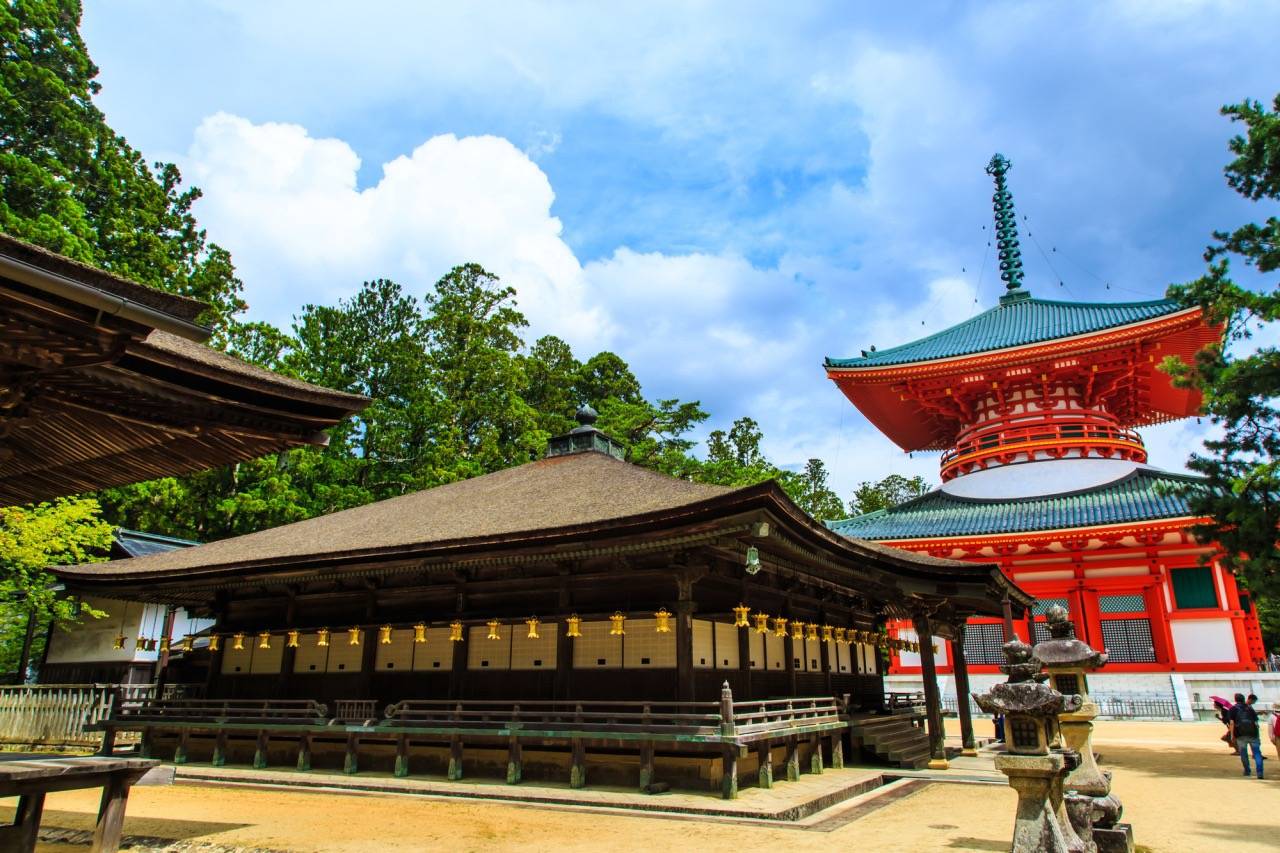 高野山夏の風物詩 幻想的な光の灯路「高野山ろうそく祭り」と「壇上伽藍」ご参拝【JR高槻・枚方市・河内磐船発】2