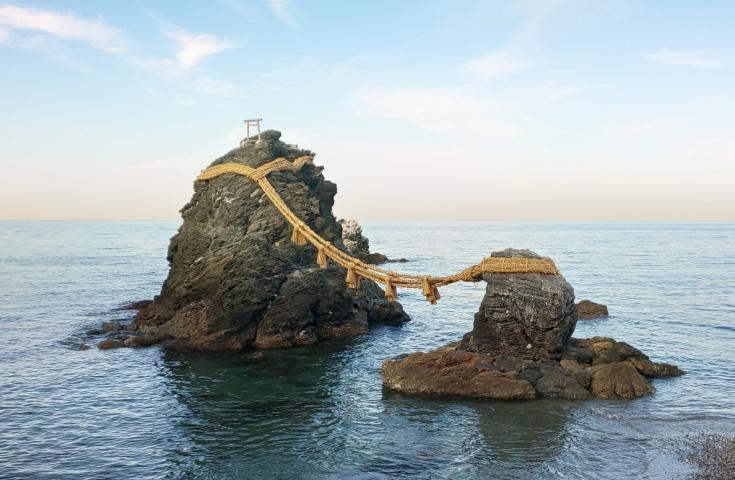 【早割30】[東京・横浜発]《夜行日帰り》【トイレ付3列シートバスで行く】長距離も安心♪ ゆったりシートで巡る“日帰りお伊勢まいり” 外宮・内宮参拝とおかげ横丁散策、夫婦岩で有名な二見興玉神社等を巡る夜発日帰りバスツアー2