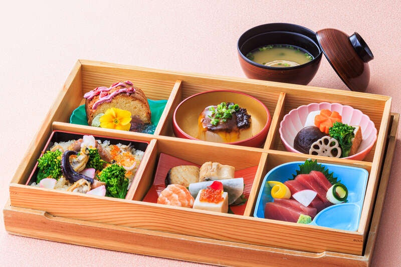 【静岡県内発】 まぐろ含む２キロのお土産付！　大漁！三崎港「まぐろ」めぐりと 春の足音☆彡河津桜1000本と菜の花 「三浦海岸桜まつり」　日帰り2