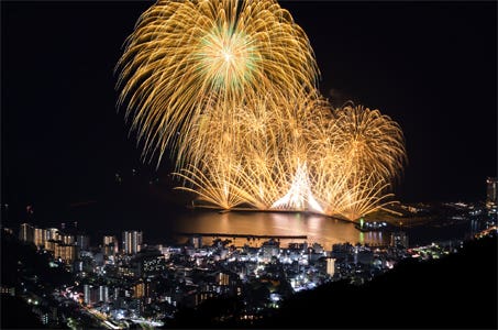 12/4、18催行決定!【全国旅行支援・今こそ しずおか 元気旅】銀色の花火が夜空を埋め尽くす!熱海海上花火大会ときらめく時之栖イルミネーション 御殿場プレミアム・アウトレットでお買い物 日帰りバスツアー