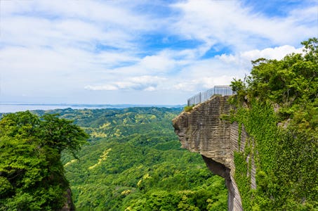 【東京発】絶景・地獄のぞきの鋸山とマザー牧場たっぷり120分!ネタ乗せ放題の海鮮丼&海鮮浜焼き食べ放題の昼食付★房総満喫日帰りバスツアー