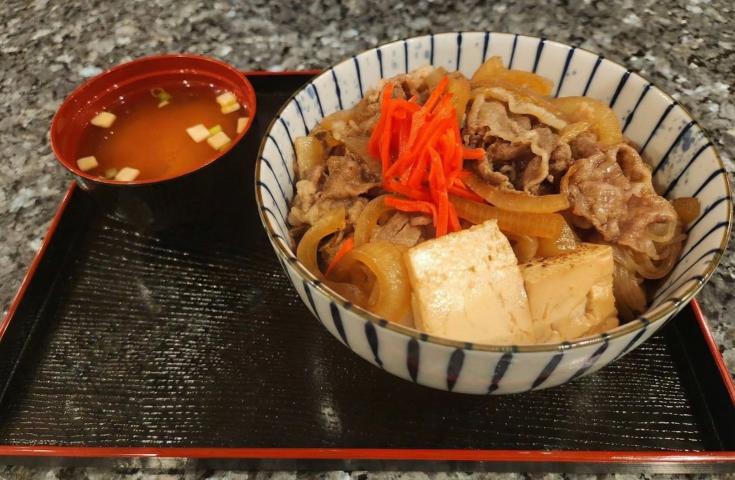 [難波/梅田発]随所にダルマ人形がいる「勝尾寺」を満喫、「嵐山」を散策、世界遺産「清水寺」を拝観！最高級和牛を使用した「すき焼き風神戸牛丼」ランチ付き！抹茶体験付き(英語ガイド・京都/難波降車)1