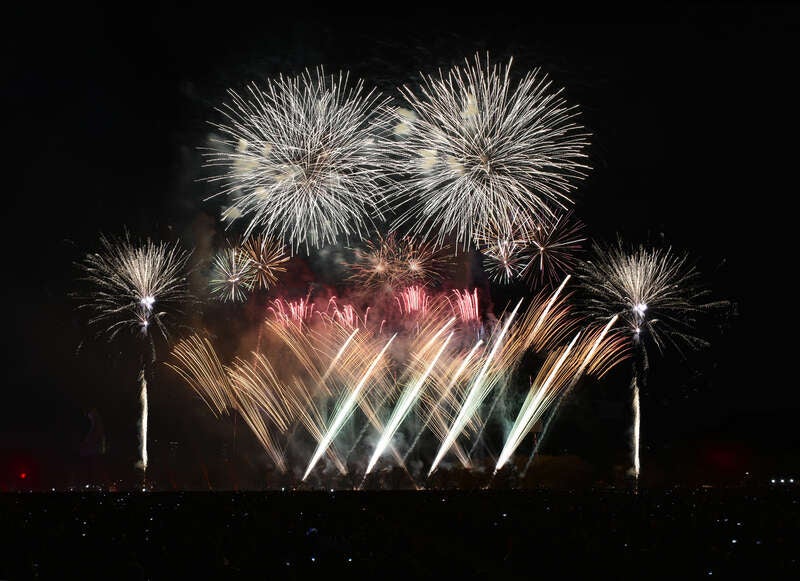 【大津・草津エリア発】 ダイナミックシート（パイプ椅子席）から観る！「第５回 万博夜空がアートになる日 2026」花火大会　万博記念公園（吹田市）　日帰り3