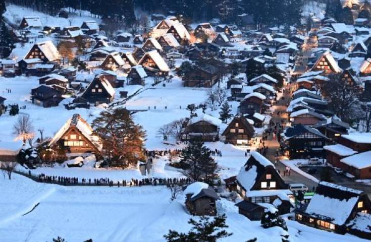 [名古屋9時発]期間限定！！2027年「世界遺産・白川郷ライトアップ」と高山古い街並み散策！お食事は古民家レストランで絶品の飛騨牛定食をご堪能！1