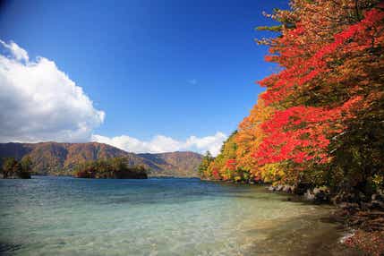 【東京駅・上野駅・大宮駅発】 紅葉の「十和田湖・奥入瀬渓流」と世界遺産登録15周年の「中尊寺」・みちのくの小京都「角館」２日間