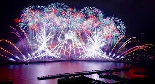 ＜新宿発・西船橋発＞ 春の夜空を彩る熱海海上花火大会 と 標高2305ｍ・雲上の絶景！残雪の富士山５合目　そして、御殿場高原ビールで豪華50種ブッフェの夕食