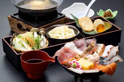 【出雲・斐川・松江・米子発】SNS映え間違いなし!?12色の「はみ出し寿司丼御膳」と 涼を求めて“浦富海岸クルージング"・“砂の美術館"　日帰り