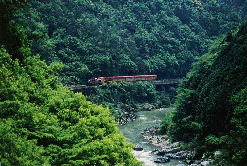 【岡山・倉敷発】 京の奥座敷・高雄川床料理と嵯峨野トロッコ列車　日帰り3