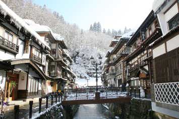 【羽田空港発】 冬にしか出会えない絶景へ！白銀の銀山温泉と最上川雪見舟下り 名湯・鳴子温泉の雪見露天風呂と冬グルメのごほうび旅 3日間