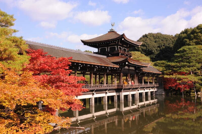 【福井県内発】 秋の京都２つの特別拝観！「平安神宮」神職と巡る正式参拝と神苑・貴賓館「尚美館」＆「くろ谷　金戒光明寺」紅葉の「紫雲の庭」と人間国宝手作り「手をけ弁当」京料理の昼食　日帰り3