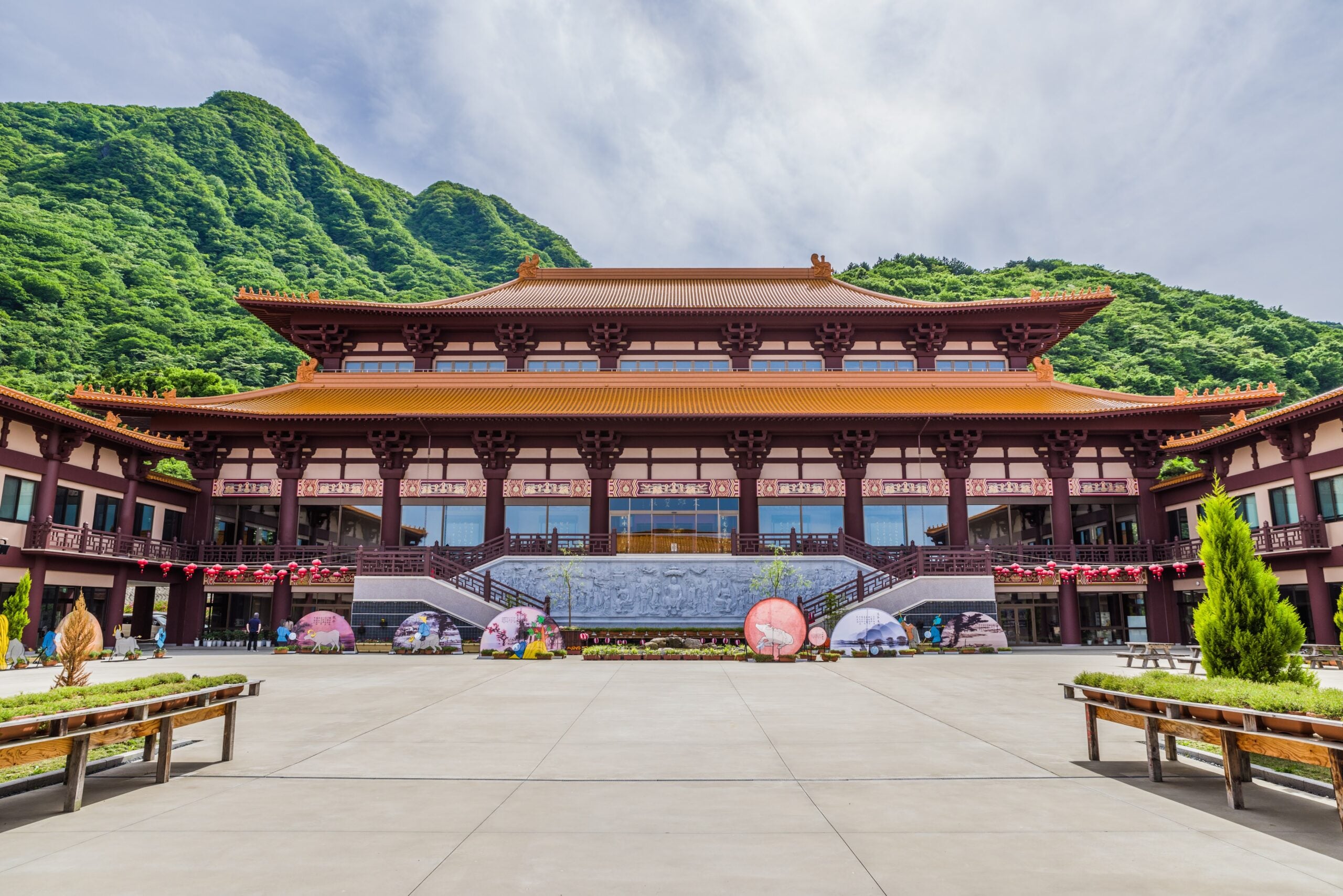満腹必至!?かに尽くし食べ放題＆いちご狩り食べ放題 絶景の台湾のお寺「佛光山 法水寺」と人気の道の駅3