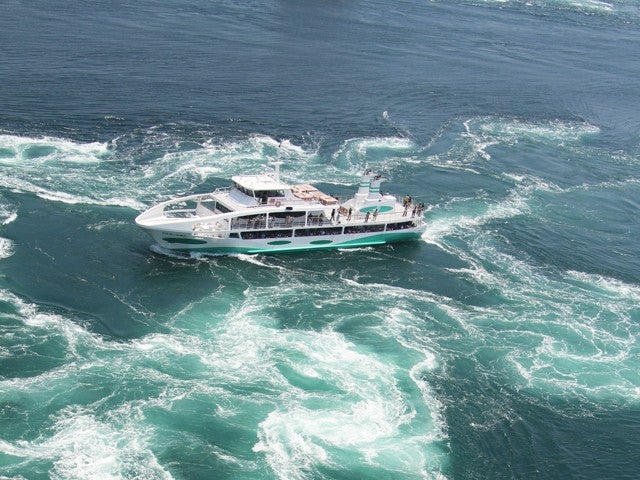 ■〔うずしお観潮船 わんだーなると乗船券付き〕往復徳島空港利用　迫力満点！世界最大級『鳴門の渦潮』を観潮船から至近距離で鑑賞　四国ホテルチョイス　1泊2日2