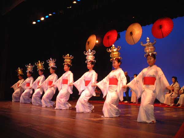 【大分・かんたん・北浜・別府発】 八千代座で見る山鹿灯籠踊り特別公演と誕生寺奥の院紅葉めぐり　日帰り1