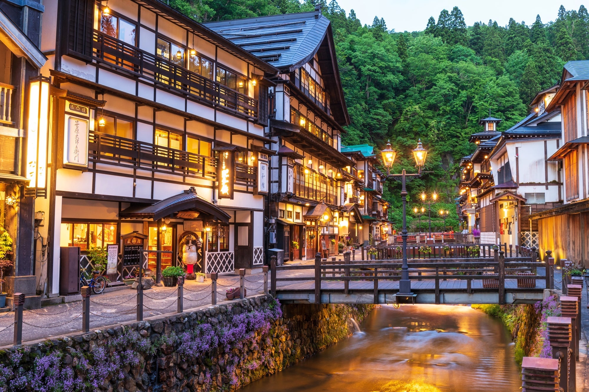 『東北紅葉日帰りツアー！秋色に染まる銀山温泉と鳴子峡 紅葉絶景めぐり』【仙台出発】2