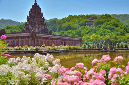 【高知県内発】 アジアの遺跡と花の競演♪レオマ花ワールド「春の大バラまつり」日帰り