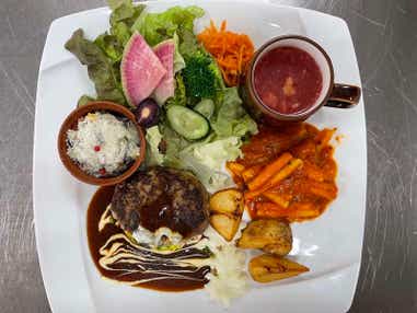 【神奈川県内・町田発】 屋外での観光ナシ!栃木発祥の有名ベーカリー「ペニーレイン」でハンバーグランチ 自家製パン食べ放題 次世代「宇都宮ライトレール」乗車&ひんや~り地下神殿