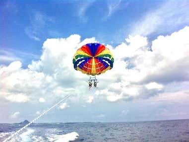 ■【那覇出港のパラセーリング（13：30出港）】沖縄の青い海と空を大空に舞い上がって楽しもう！GoProカメラレンタルサービスあり♪ホテルが選べる沖縄本島ちゃんぷるーチョイス4泊5日