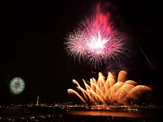 【バスハイク／天神・博多発着】 ＜8月13日限定!!＞ 水中花火・フェニックス・一尺五寸玉 第42回 関門海峡花火大会2
