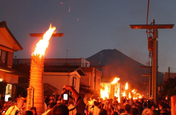 [新宿発]吉田の街が燃え上がる！日本三大奇祭「吉田の火祭り」日帰りバスツアー。本場山梨で旬のぶどう狩り＆富士山麓での入浴も！1