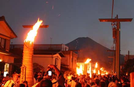 [新宿発]吉田の街が燃え上がる！日本三大奇祭「吉田の火祭り」日帰りバスツアー。本場山梨で旬のぶどう狩り＆富士山麓での入浴も！