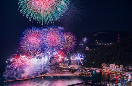 【新宿発】夏の空に舞い上がる5000発の光のショー「熱海海上花火大会」&富士山麓の絶景と赤い宝石「ブルーベリー狩り」食べ放題!夏の思い出バスツアー
