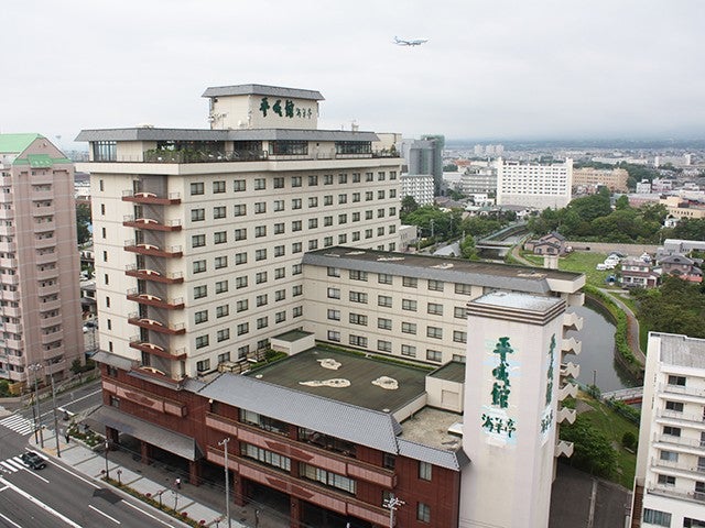 ■【新千歳空港⇒函館空港】オリオンツアー×トーホウリゾート特別企画！夕食バイキングではカニ食べ放題♪人気観光地「函館湯の川温泉」＆「登別温泉」エリアのホテルからチョイス4泊5日（夕朝食付/フリープラン）2